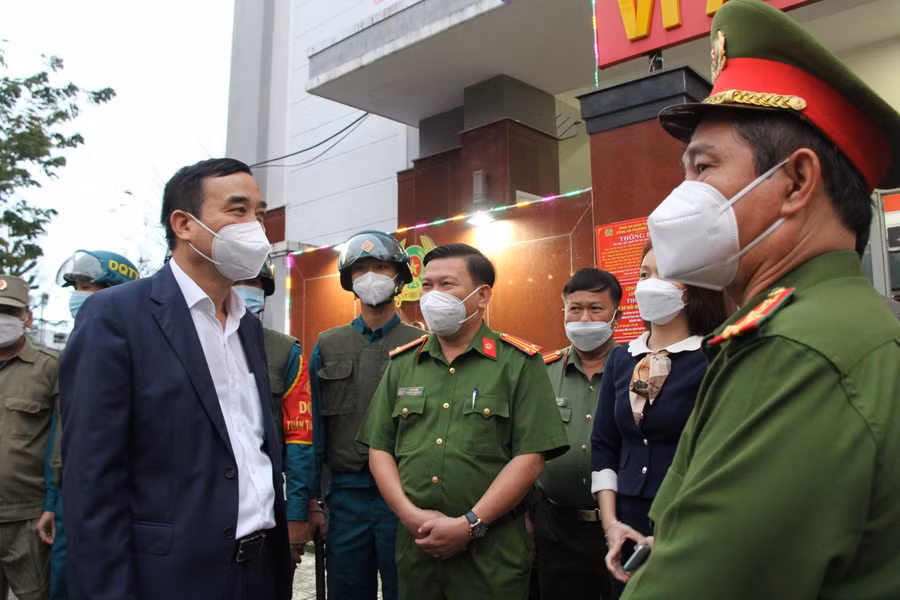 Ông Lê Trung Chinh - Chủ tịch UBND TP Đà Nẵng thăm và chúc tết các lực lượng đang làm nhiệm vụ.