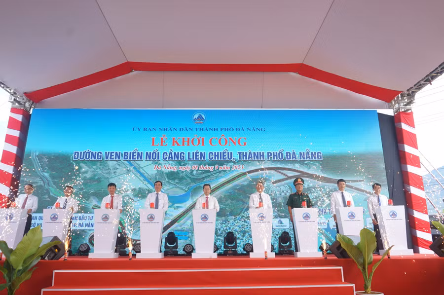 Các đại biểu thực hiện nghi thức khởi công dự án. (Ảnh: Hoàng Vinh)