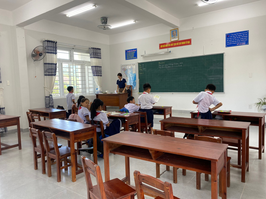 Lớp 4/2 tổng sĩ số 17 em nhưng vắng đến 10 em. Ảnh chụp ngày 7/9. Hoàng Vinh. Lớp 4/2 tổng sĩ số 17 em nhưng vắng đến 10 em. Ảnh chụp ngày 7/9. Hoàng Vinh.