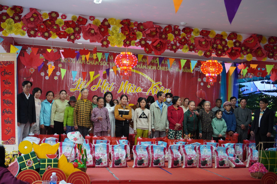 Trao nhiều phần quà đến phụ huynh là công nhân khó khăn có con đang học tại Trung tâm. Cùng với đó trao nhiều phần quà cho các hộ dân khó khăn tại địa bàn.