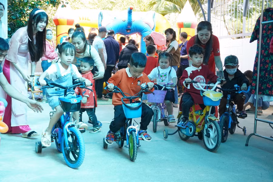 Trẻ mầm non được vui chơi tại chương trình.