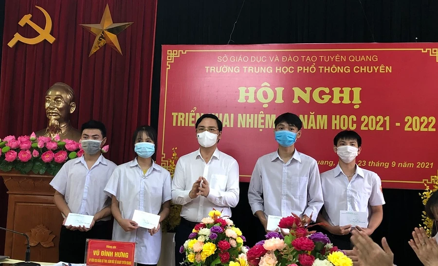 Ông Vũ Đình Hưng, Giám đốc Sở GD&ĐT Tuyên Quang trao quà cho các em học sinh nghèo vượt khó của trường THPT Chuyên, động viên khuyến khích các em vươn lên đạt thành tích trong học tập