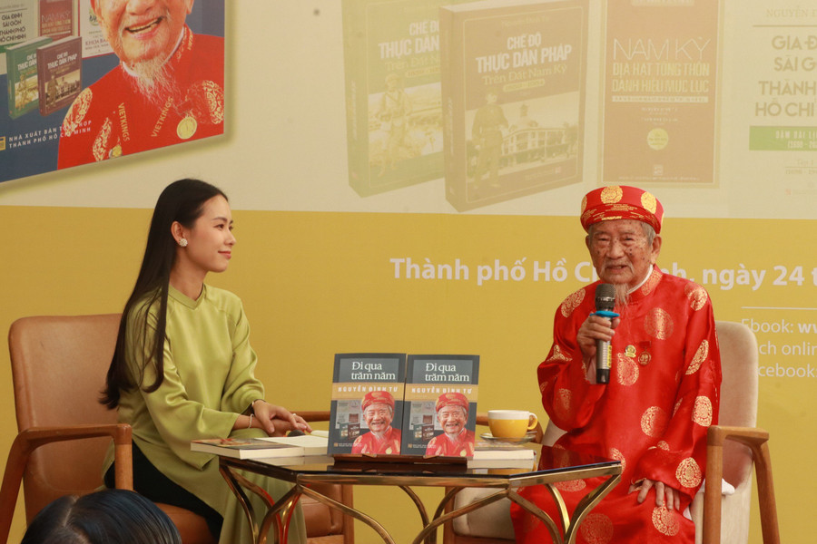 Nhà nghiên cứu Nguyễn Đình Tư có buổi giao lưu trò chuyện cùng độc giả, giới thiệu tự truyện "Đi qua trăm năm". Ảnh: Cẩm Anh Nhà nghiên cứu Nguyễn Đình Tư có buổi giao lưu trò chuyện cùng độc giả, giới thiệu tự truyện "Đi qua trăm năm". Ảnh: Cẩm Anh