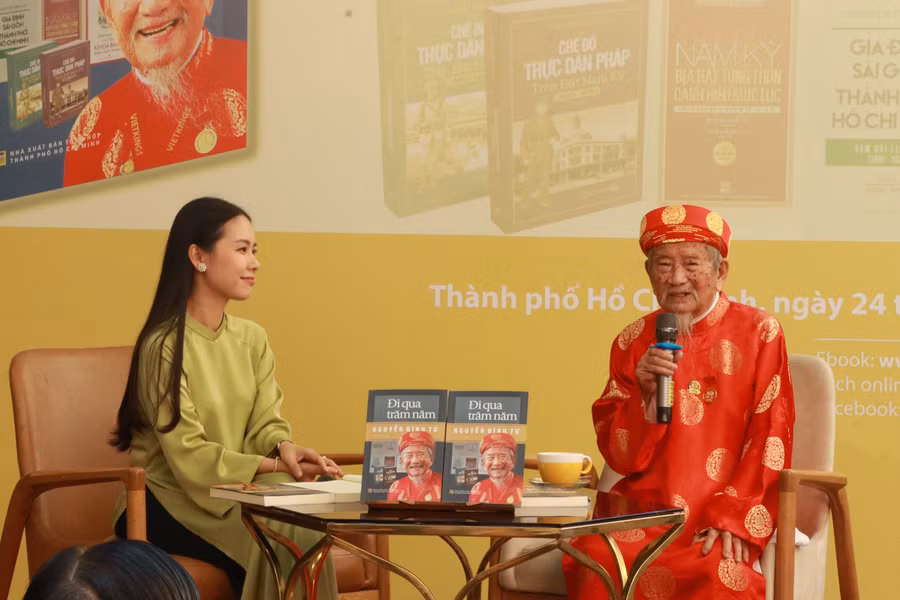 Nhà nghiên cứu Nguyễn Đình Tư có buổi giao lưu trò chuyện cùng độc giả, giới thiệu tự truyện "Đi qua trăm năm". Ảnh: Cẩm Anh