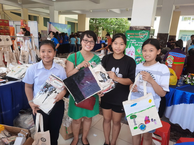 Học sinh tham gia vẽ tranh và nhận phần thưởng túi thân thiện môi trường, nhằm hạn chế sử dụng túi ni lông, rác thải nhựa
