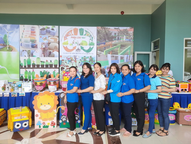 Gian hàng trưng bày sản phẩm tái chế thân thiện với môi trường do GV các trường mầm non trên địa bàn quận 8 thực hiện.