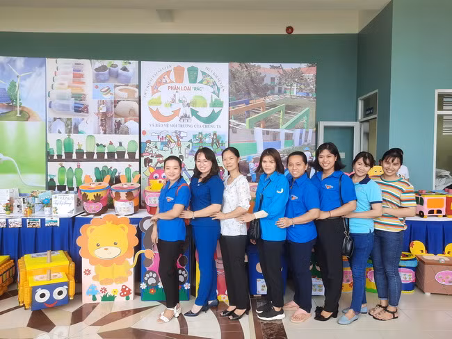 Gian hàng trưng bày sản phẩm tái chế thân thiện với môi trường do GV các trường mầm non trên địa bàn quận 8 thực hiện.