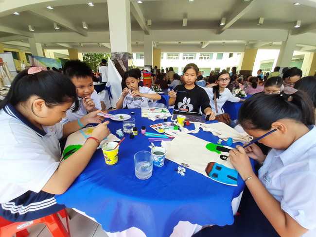 Đông đảo học sinh tham gia trải nghiệm vẽ tranh tại ngày hội