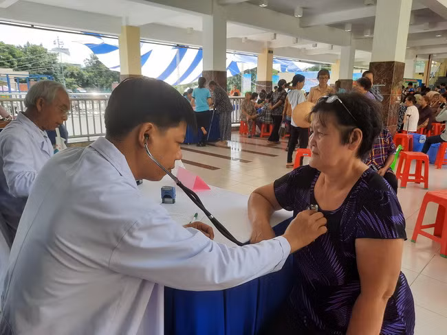 Các bác sĩ thăm khám bệnh và phát thuôc miễn phí cho các hội viên Hội người cao tuổi