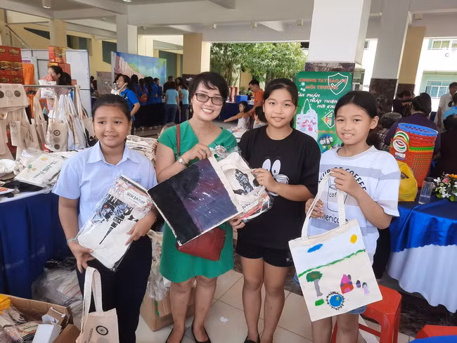 Học sinh tham gia vẽ tranh và nhận phần thưởng túi thân thiện môi trường, nhằm hạn chế sử dụng túi ni lông, rác thải nhựa