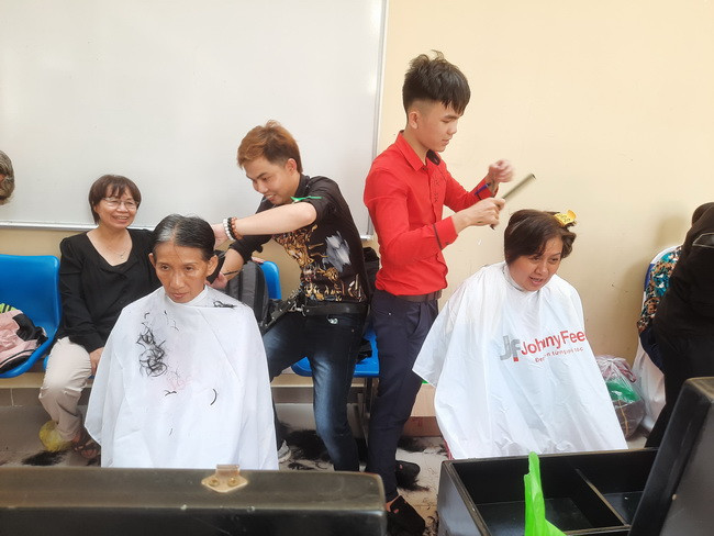Gian hàng "trao yêu thương" cắt tóc miễn phí cho người cao tuổi