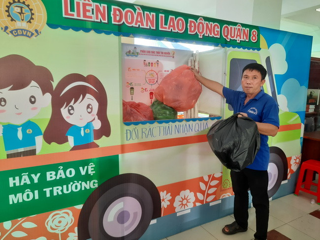 Khu vực đổi rác nhận quà