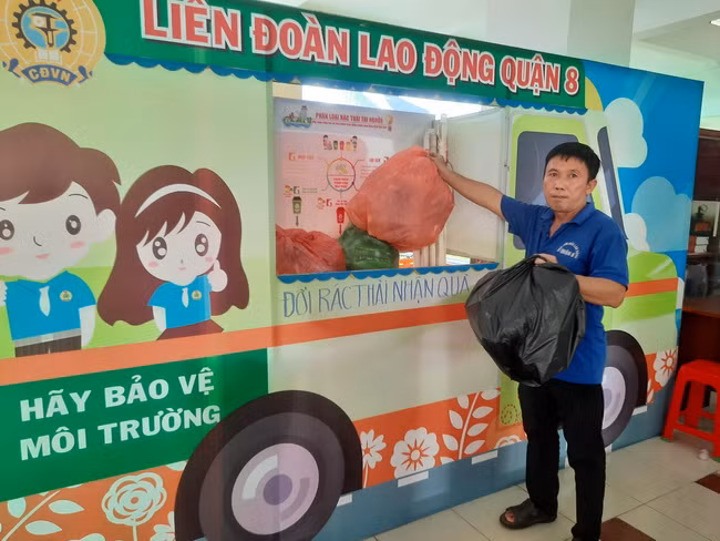 Khu vực đổi rác nhận quà