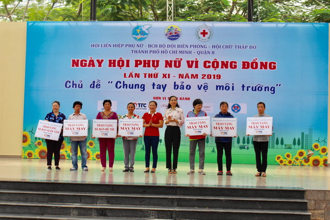 Đại diện ban tổ chức tặng quà cho các hộ nghèo