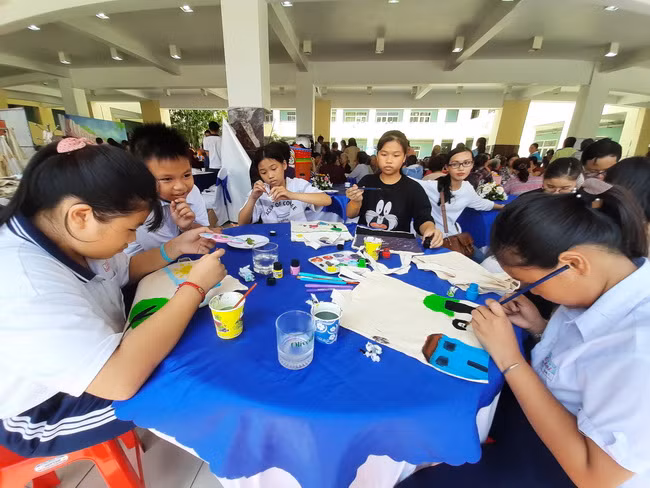 Đông đảo học sinh tham gia trải nghiệm vẽ tranh tại ngày hội