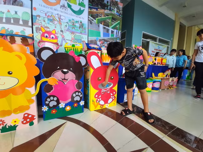 Những thùng rác thân thiện do GV các trường mầm non Quận 8 sáng tạo từ vật liệu tái chế.