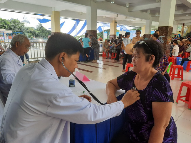 Các bác sĩ thăm khám bệnh và phát thuôc miễn phí cho các hội viên Hội người cao tuổi