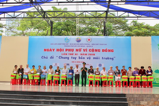 Đại diện ban tổ chức trao tặng quà cho các hội viên Hội Phụ nữ