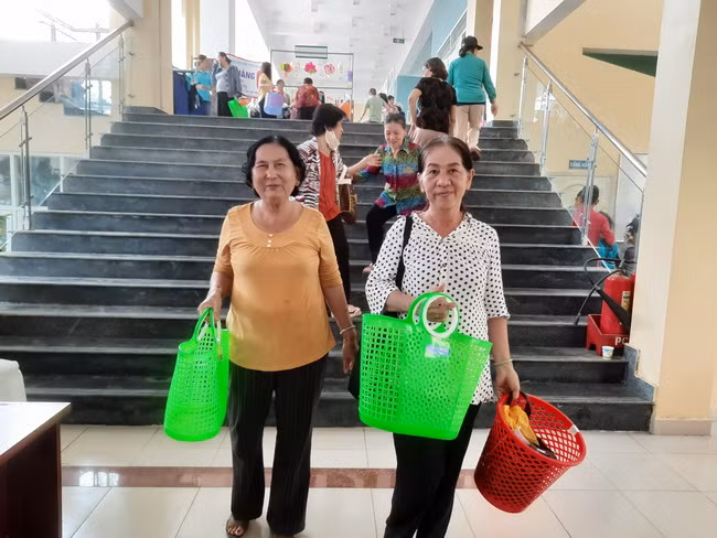 Đông đảo hội viên Hội Phụ nữ quận 8 vui mừng khi nhận quà là giỏ nhựa dùng để đi chợ