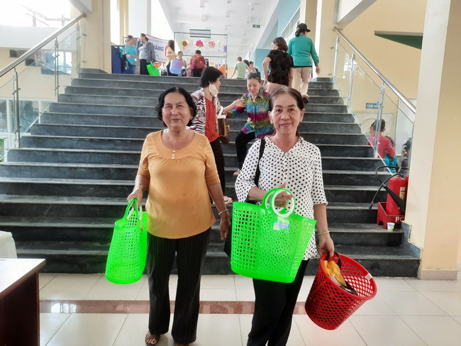 Đông đảo hội viên Hội Phụ nữ quận 8 vui mừng khi nhận quà là giỏ nhựa dùng để đi chợ