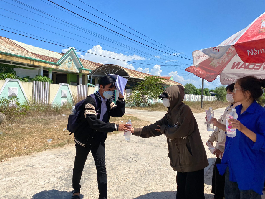 Thời tiết lúc này ở Quảng Nam khá nắng nóng nên các thí sinh được Đoàn viên thanh niên hỗ trợ tiếp nước. Ảnh: Hoàng Vinh. Thời tiết lúc này ở Quảng Nam khá nắng nóng nên các thí sinh được Đoàn viên thanh niên hỗ trợ tiếp nước. Ảnh: Hoàng Vinh.