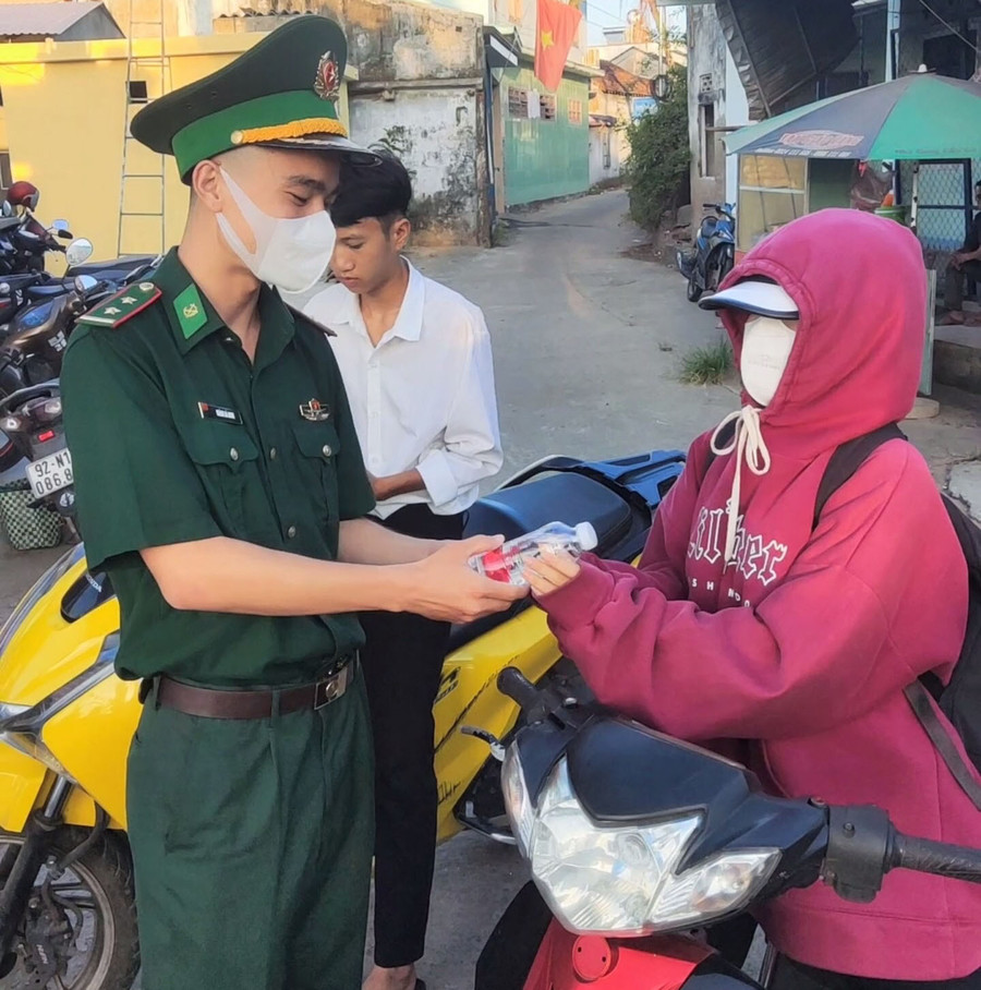 Tặng nước, động viên các thí sinh trước giờ thi. Ảnh: Bộ đội Biên phòng tỉnh Quảng Nam. Tặng nước, động viên các thí sinh trước giờ thi. Ảnh: Bộ đội Biên phòng tỉnh Quảng Nam.