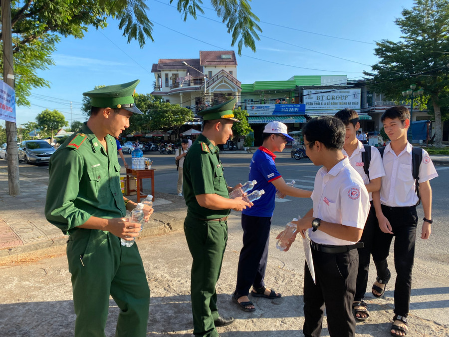Bộ đội Biên phòng tỉnh Quảng Nam hỗ trợ nước cho thí sinh. Ảnh: Hoàng Vinh. Bộ đội Biên phòng tỉnh Quảng Nam hỗ trợ nước cho thí sinh. Ảnh: Hoàng Vinh.