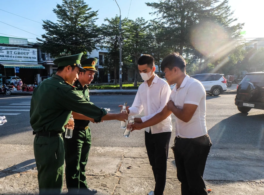 Đoàn Phòng Chính trị - Trinh sát, Phòng chống ma túy và tội phạm (Đoàn Thanh niên Bộ đội Biên phòng tỉnh Quảng Nam) tặng nước uống cho thí sinh. Ảnh: Hoàng Vinh. 