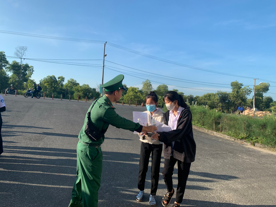 Tại điểm trường THPT Duy Tân. Ảnh: Bộ đội Biên phòng tỉnh Quảng Nam. Tại điểm trường THPT Duy Tân. Ảnh: Bộ đội Biên phòng tỉnh Quảng Nam.