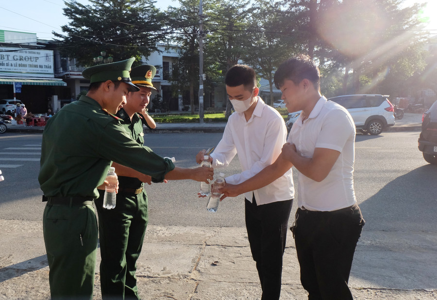 Đoàn thanh niên Bộ chỉ huy Bộ đội Biên phòng tỉnh Quảng Nam tiếp nước cho thí sinh. Ảnh: Hoàng Vinh.