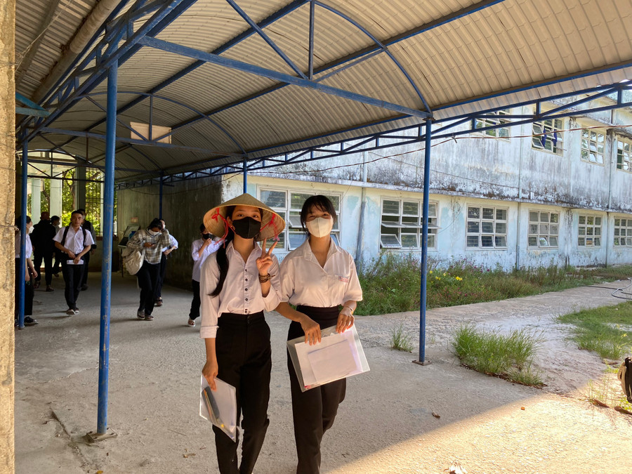 Em Nguyễn Thị Thùy Dung (đội nón lá) sau khi hoàn thành bài thi môn Toán. Ảnh: Hoàng Vinh. Em Nguyễn Thị Thùy Dung (đội nón lá) sau khi hoàn thành bài thi môn Toán. Ảnh: Hoàng Vinh.