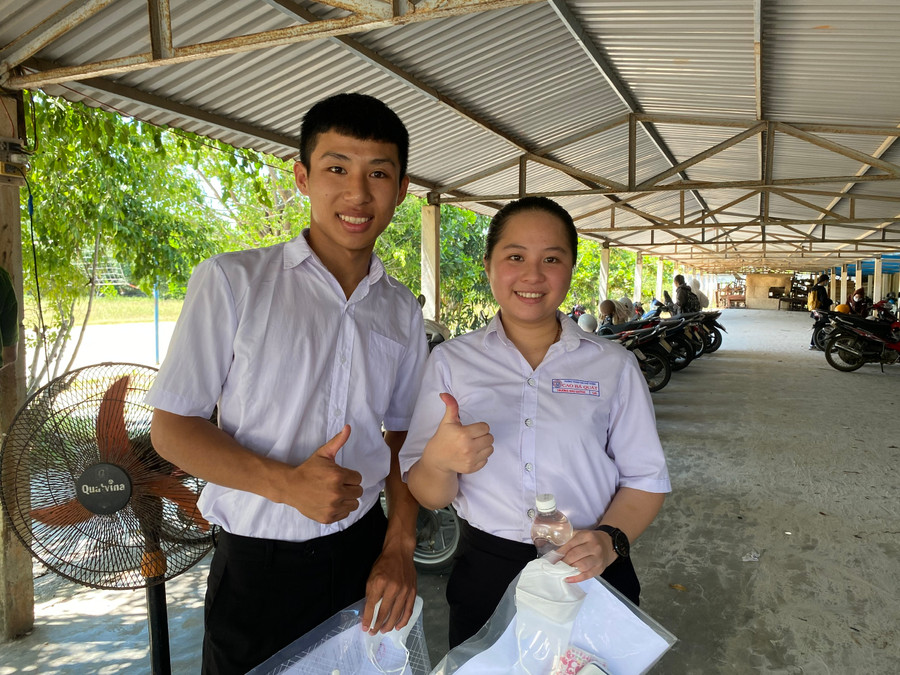 Em Trương Như Quỳnh và em Nguyễn Văn Tứ trước khi bước vào phòng thi dự thi môn Toán. Ảnh: Hoàng Vinh. Em Trương Như Quỳnh và em Nguyễn Văn Tứ trước khi bước vào phòng thi dự thi môn Toán. Ảnh: Hoàng Vinh.
