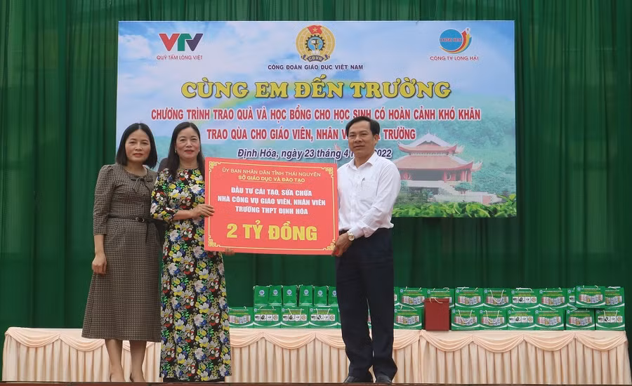 Ông Nguyễn Đức Thịnh, Phó Giám đốc Sở GD&amp;ĐT Thái Nguyên đã trao kinh phí đầu tư, cải tạo, sửa chữa nhà công vụ giáo viên, nhân viên cho trường THPT Định Hóa.