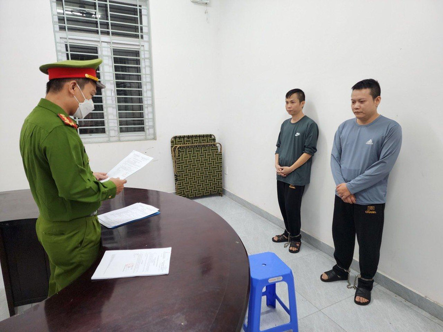 Công an tống đạt quyết định bắt tạm giam Phạm Hà Long và Trần Thanh Tùng. Ảnh: Công an. Công an tống đạt quyết định bắt tạm giam Phạm Hà Long và Trần Thanh Tùng. Ảnh: Công an.