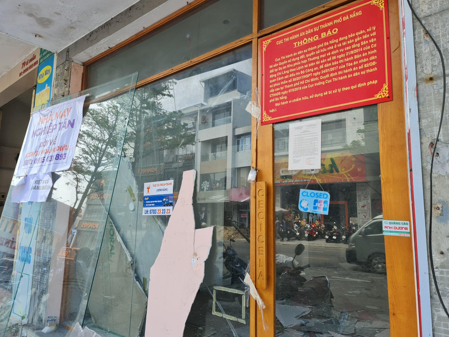 Trong quá trình di dời có một số hộ dân tự phá dỡ, phá dỡ một phần, do vậy, hiện tại cảnh quan rất nhếch nhác. Trong quá trình di dời có một số hộ dân tự phá dỡ, phá dỡ một phần, do vậy, hiện tại cảnh quan rất nhếch nhác.