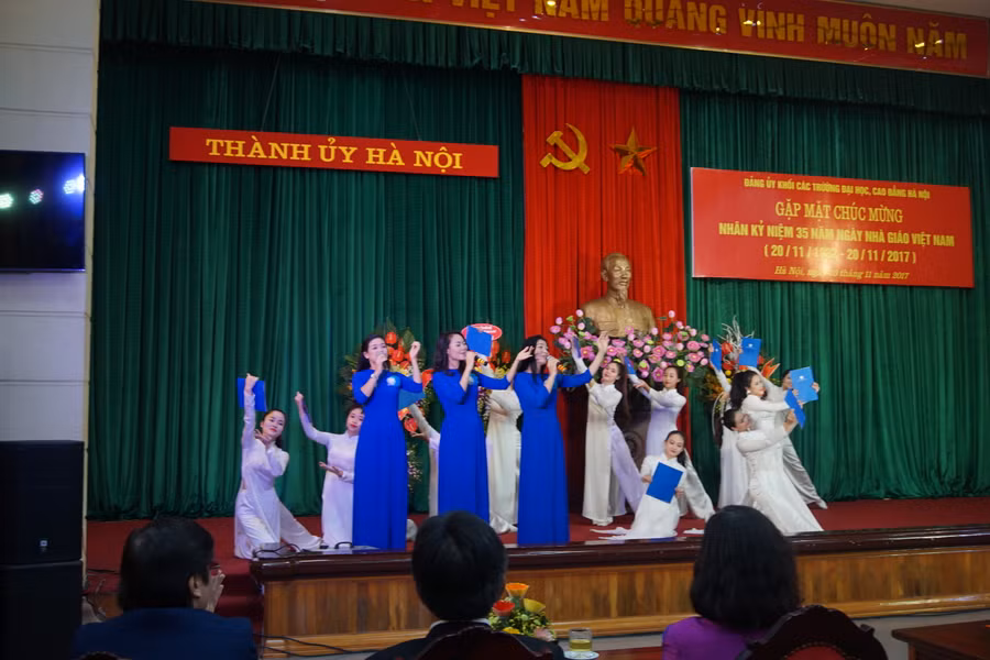 Văn nghệ chào mừng