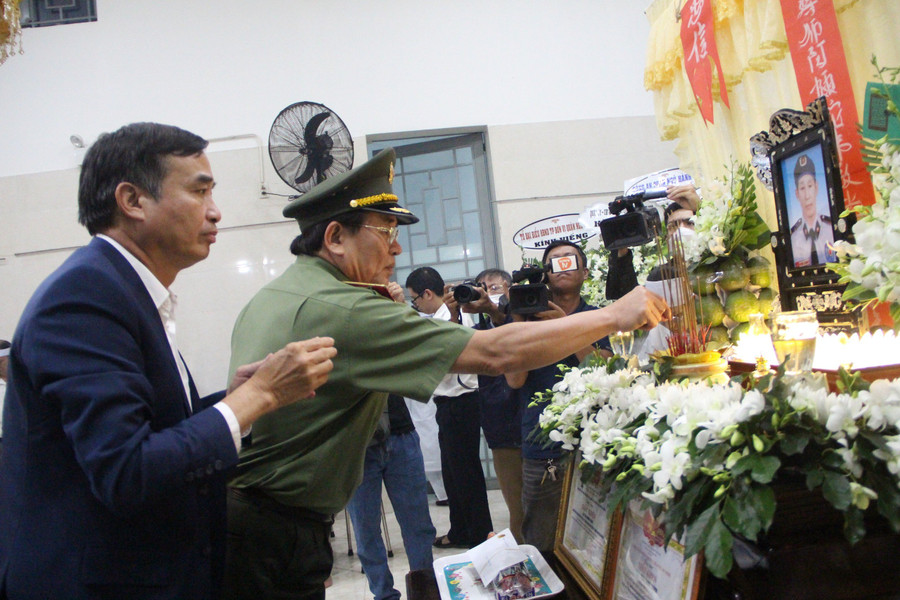 Đại diện lãnh đạo UBND TP và lãnh đạo Công an TP Đà Nẵng thắp hương cho ông Trần Minh Thành. (Ảnh: Hoàng Vinh). Đại diện lãnh đạo UBND TP và lãnh đạo Công an TP Đà Nẵng thắp hương cho ông Trần Minh Thành. (Ảnh: Hoàng Vinh).