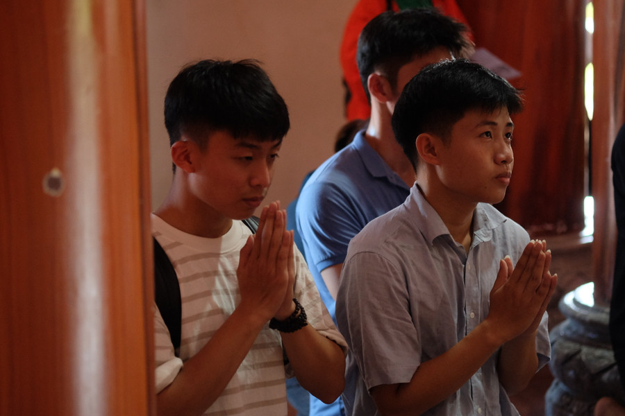 Các em học sinh Trường THPT Hoàng Diệu (thị xã Điện Bàn, tỉnh Quảng Nam) chạy hơn 30km để đến chùa Linh Ứng trên bán đảo Sơn Trà để cầu may mắn. Các em học sinh Trường THPT Hoàng Diệu (thị xã Điện Bàn, tỉnh Quảng Nam) chạy hơn 30km để đến chùa Linh Ứng trên bán đảo Sơn Trà để cầu may mắn.
