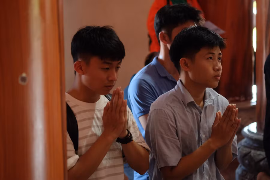 Các em học sinh Trường THPT Hoàng Diệu (thị xã Điện Bàn, tỉnh Quảng Nam) chạy hơn 30km để đến chùa Linh Ứng trên bán đảo Sơn Trà để cầu may mắn.