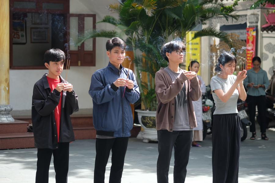 Sĩ tử dâng hương tại chùa Bát Nhã. Sĩ tử dâng hương tại chùa Bát Nhã.