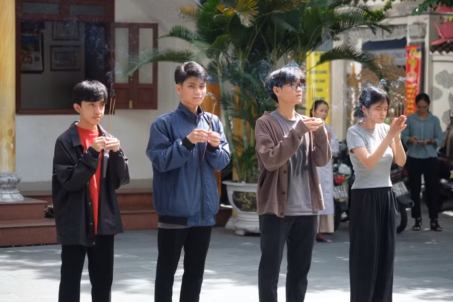Sĩ tử dâng hương tại chùa Bát Nhã.