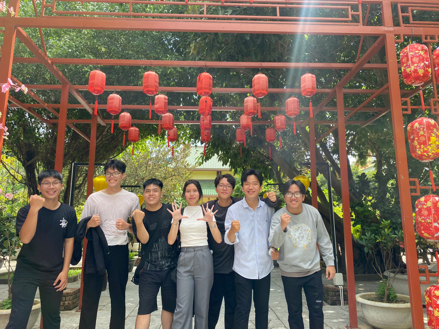 Một nhóm học sinh chuẩn bị thi tốt nghiệp THPT năm 2024 hạ quyết tâm đạt điểm cao tại kỳ thi này. Một nhóm học sinh chuẩn bị thi tốt nghiệp THPT năm 2024 hạ quyết tâm đạt điểm cao tại kỳ thi này.
