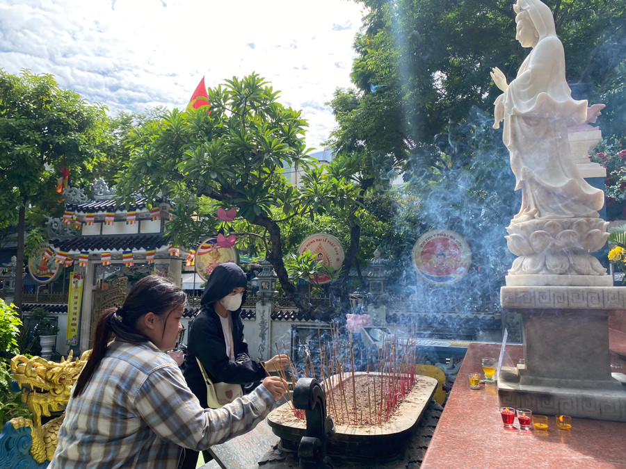 “Em đã chuẩn bị tương đối đầy đủ kiến thức cho các ngày thi sắp tới nhưng vẫn còn hồi hộp và lo lắng. Tụi em cùng nhau đến chùa cầu may mắn. Hy vọng làm bài tốt”, Trinh chia sẻ. “Em đã chuẩn bị tương đối đầy đủ kiến thức cho các ngày thi sắp tới nhưng vẫn còn hồi hộp và lo lắng. Tụi em cùng nhau đến chùa cầu may mắn. Hy vọng làm bài tốt”, Trinh chia sẻ.
