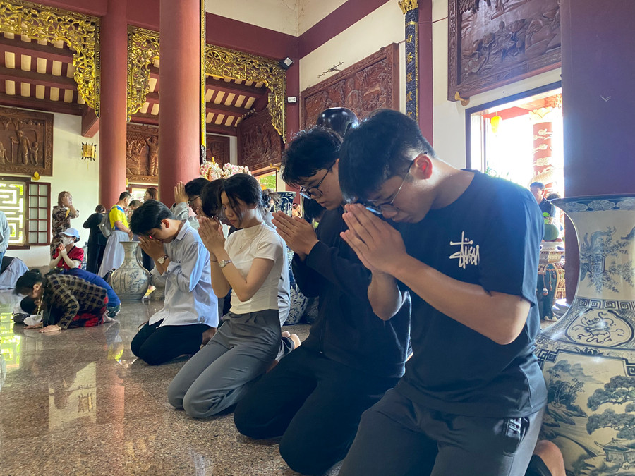 Còn tại chùa Linh Ứng trên bán đảo Sơn Trà (TP Đà Nẵng), từ sáng sớm, nhiều em học sinh cũng đã đến để cầu nguyện, rúc chuông cầu may mắn trước khi đi thi. Còn tại chùa Linh Ứng trên bán đảo Sơn Trà (TP Đà Nẵng), từ sáng sớm, nhiều em học sinh cũng đã đến để cầu nguyện, rúc chuông cầu may mắn trước khi đi thi.