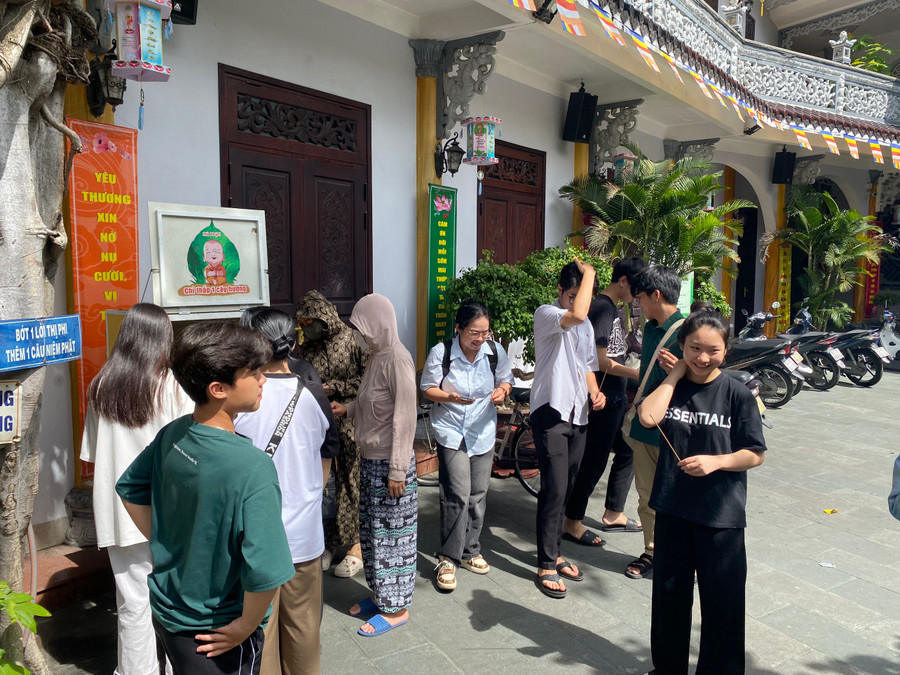 Càng về trưa, lượng học sinh đổ về chùa Bát Nhã để cầu may mắn càng đông. Càng về trưa, lượng học sinh đổ về chùa Bát Nhã để cầu may mắn càng đông.