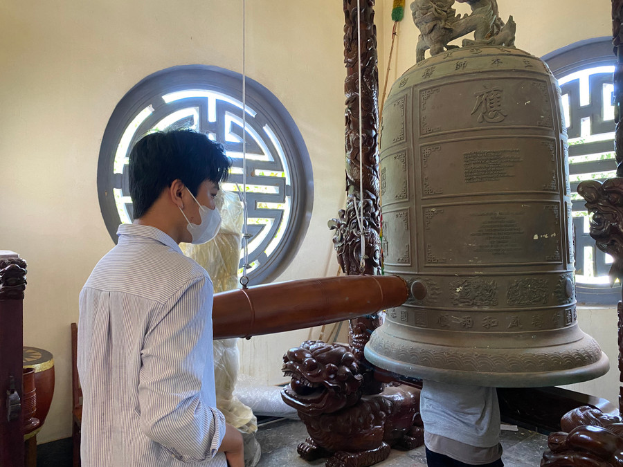 Nhiều em học sinh còn rúc chuông chùa để cầu may mắn. Nhiều em học sinh còn rúc chuông chùa để cầu may mắn.