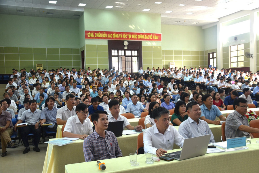 Lãnh đạo, thư ký và thanh tra của 56 điểm thi cả tỉnh tham gia tập huấn nghiệp vụ. Ảnh: A.P Lãnh đạo, thư ký và thanh tra của 56 điểm thi cả tỉnh tham gia tập huấn nghiệp vụ. Ảnh: A.P