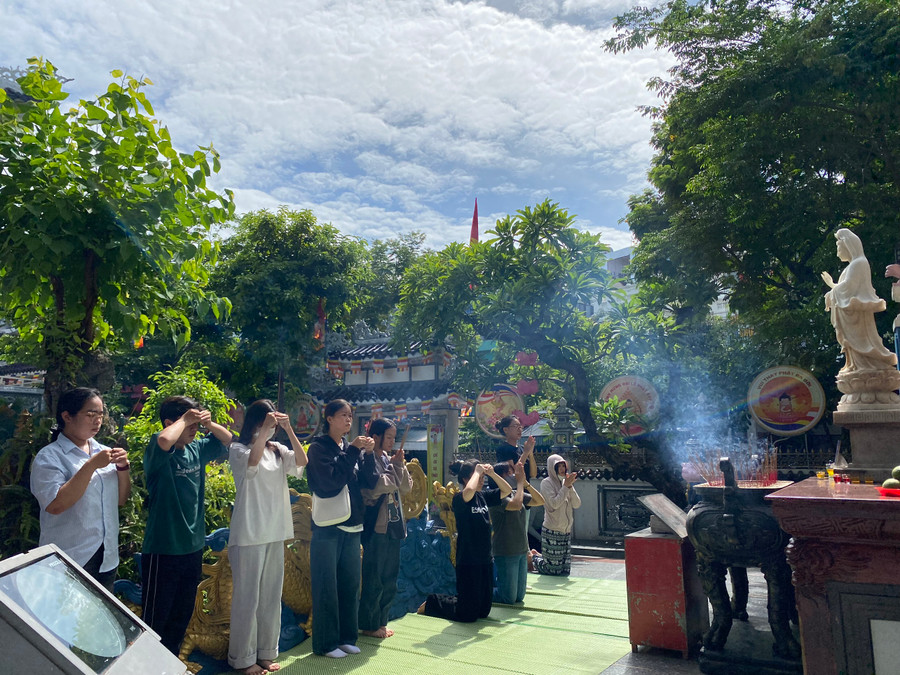 Ghi nhận của PV Báo GD&TĐ, tại chùa Bát Nhã nằm trên đường Triệu Nữ Vương (quận Hải Châu, TP Đà Nẵng), rất đông phụ huynh cùng học sinh tới đây thắp hương, cầu may mắn khi thi tốt nghiệp THPT 2024. Ghi nhận của PV Báo GD&TĐ, tại chùa Bát Nhã nằm trên đường Triệu Nữ Vương (quận Hải Châu, TP Đà Nẵng), rất đông phụ huynh cùng học sinh tới đây thắp hương, cầu may mắn khi thi tốt nghiệp THPT 2024.