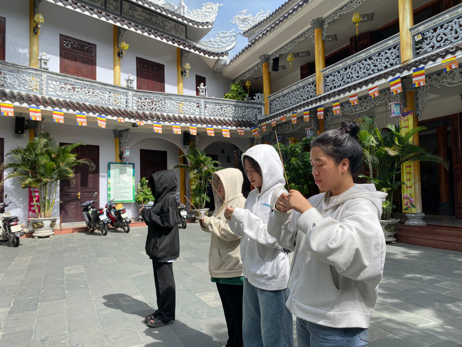 Nhiều em học sinh tranh thủ giờ rảnh rỗi để đi chùa Bát Nhã cầu may mắn trong suốt thời gian thi. Nhiều em học sinh tranh thủ giờ rảnh rỗi để đi chùa Bát Nhã cầu may mắn trong suốt thời gian thi.