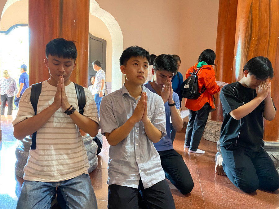 Em Lê Nguyên Tú – Trường THPT Hoàng Diệu cho hay, đây là kỳ thi rất quan trọng với em. Chùa Linh Ứng rất linh thiêng nên em đến đây để cầu mong vào thi được suôn sẻ, hanh thông đậu nguyện vọng 1 vào Trường Đại học mà em mong muốn. Em Lê Nguyên Tú – Trường THPT Hoàng Diệu cho hay, đây là kỳ thi rất quan trọng với em. Chùa Linh Ứng rất linh thiêng nên em đến đây để cầu mong vào thi được suôn sẻ, hanh thông đậu nguyện vọng 1 vào Trường Đại học mà em mong muốn.